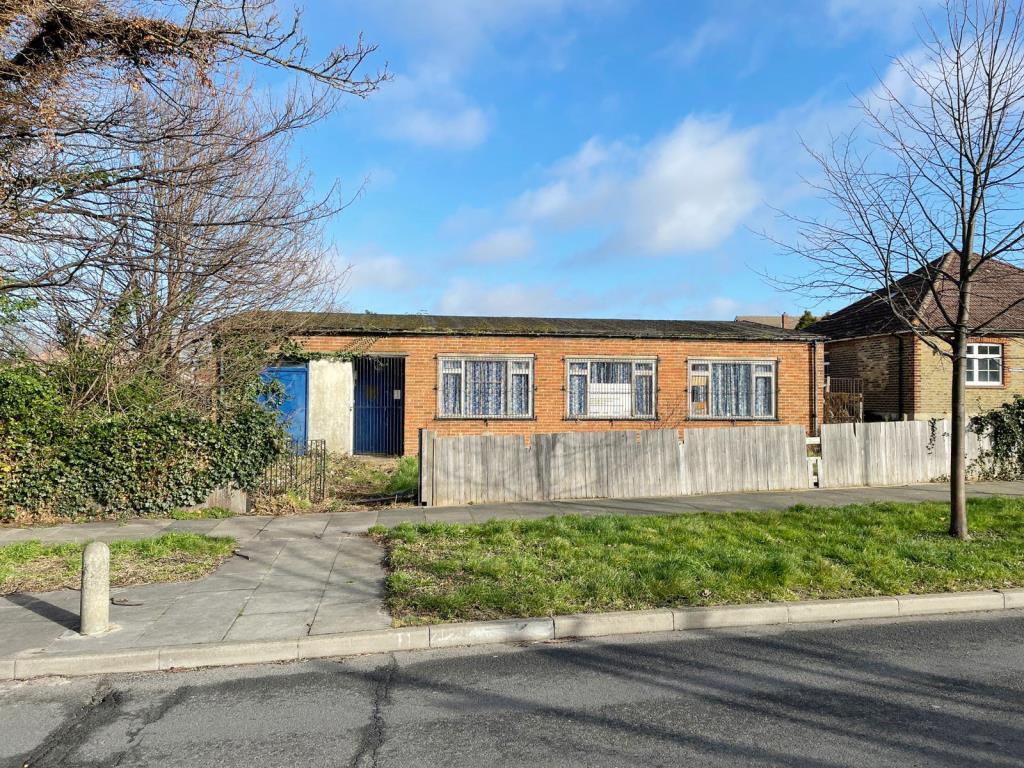 Lot: 80 - FREEHOLD SCOUT HUT WITH DEVELOPMENT POTENTIAL - 